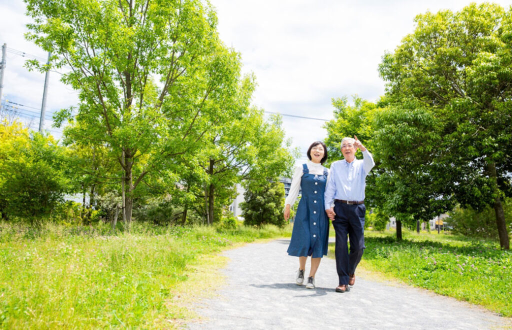 70代のおじいちゃんとおばあちゃんが並んで歩いている